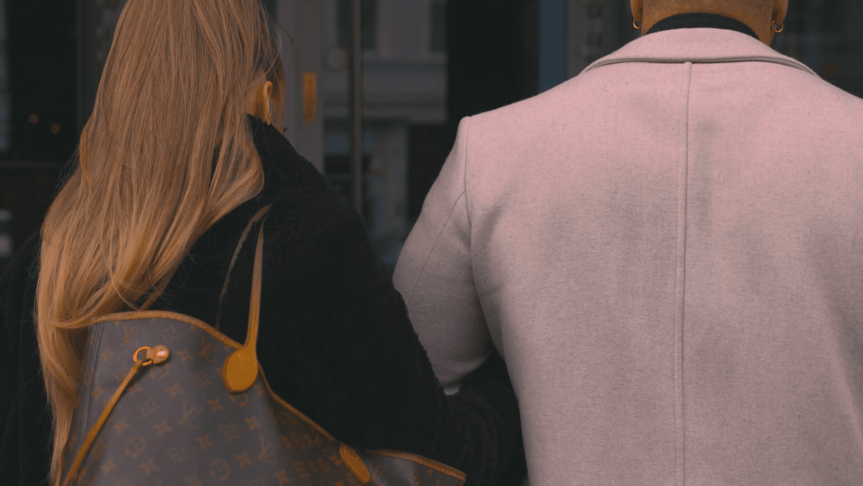 Poster für Video: ein schick gekleidetes Pärchen läuft auf Achi's Restaurant zu.